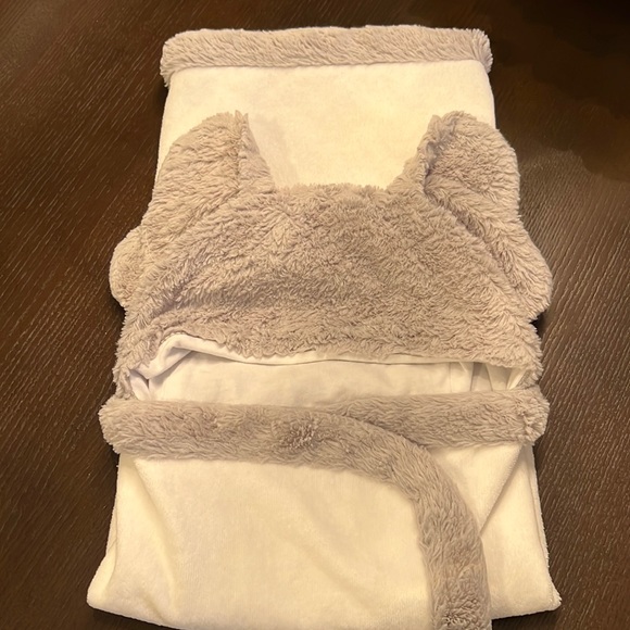 Just Born Gender Neutral Baby Elephant Baby Hooded Towel wrap! Perfect for bath! - Picture 1 of 8